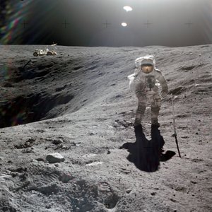 Charles M. Duke, Jr., månemodulpilot af Apollo 16-missionen, der indsamler måneprøver ved kanten af Plum Crater, april 1972 (foto) af Unbekannt