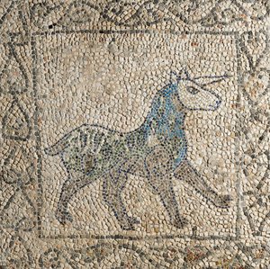 Church of Saint John Evangelist, Fjerde Korstog, Fragmenter af mosaikgulve, der repræsenterer enhjørning, Ravenna, Emilia-Romagna, Italien af Benjamin Baud