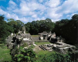 Præcolumbiansk civilisation: udsigt over Maya-stedet Uaxactun (Gruppe A). Petén, Guatemala.