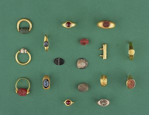Samling af romerske, etruskiske og hellenistiske smykker, herunder en fønikisk skarabee-ring, en cameo, amuletholdere og et agat-dybtryk, der spænder fra det 6. århundrede f.Kr. til det 4. e.Kr. af Unbekannt