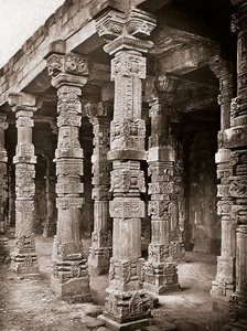 Kolonnade til Quwwat-ul-Islam-moskeen i Qutb Minar-komplekset, Delhi af Unbekannter Künstler