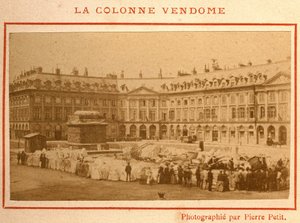 Commune de Paris (1871): ødelæggelse af Vendomesøjlen i maj 1871. Foto af Pierre Pepetit. Tryk på pap, Dim. 9x5,4 cm af Unbekannt