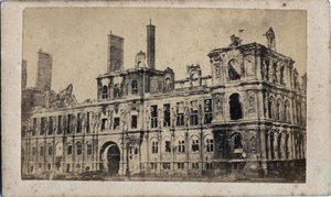 Commune de Paris (1871): udsigt over rådhuset efter branden i maj 1871. Anonym fotografering. Print på pap Dim. 10x7 cm af Unbekannt
