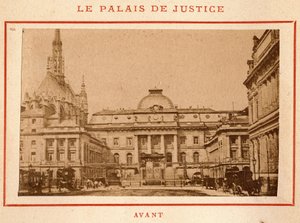 Commune de Paris (1871): udsigt over Palais de Justice i Paris før dets brand i maj 1871. Foto af Pierre Pepetit. Print på pap, Dim. 9x5,4 cm af Unbekannt