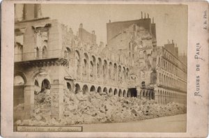 Commune de Paris: udsigt over ruinerne af finansministeriet i Paris i maj 1871. Foto J.R.Dim. 16,3x10,8 cm af Unbekannt