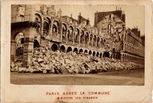 Kommune i Paris (1871) set fra finansministeriet detruit. Fotografering. Print på pap Dim. 10,4x6,9 cm af Unbekannt