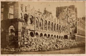 Kommune i Paris (1871): udsigt over finansministeriet efter branden i maj 1871. Fotografi. Print på pap Dim. 10x6,9 cm af Unbekannt