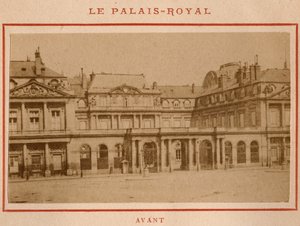 Kommune i Paris (1871): udsigt over Palais-Royal (Palais Royal) i Paris før branden i maj 1871. Foto af Pierre Pepetit. Print på pap, Dim. 9x5,4 cm af Unbekannt