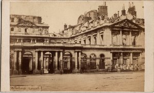 Kommune i Paris (1871): udsigt over Palais-Royal efter branden i maj 1871. Anonym fotografering. Print på pap Dim. 10x6,9 cm af Unbekannt