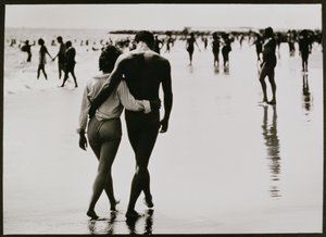 Par går i vandet på Coney Island, New York City, uden titel 46, ca. 1953-64 (s/h-foto) af Unbekannter Künstler