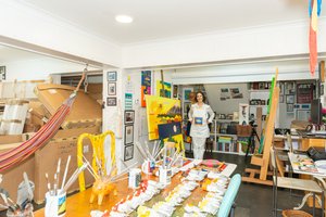 Cristina Rodriguez i sit studie, 2022 af Bartolome Esteban and studio Murillo