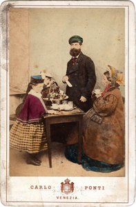 Dagliglivet, en familie genforenet omkring et bord med kager og café, Venedig. 1800-tallet Tryk på pap Dim. 11x16,5 cm af Unbekannt