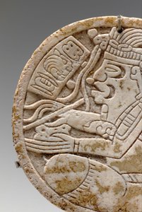 Detalje fra en Maya-skal-rundel, forestillende en krydsbensskriver med kuglepen i hånden, ca. 550-950 af Unbekannt