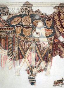 Detalje fra et mosaikgulv, der forestiller Offerbordet med kopper, skåle og brød fra den samaritanske synagoge ved El-Khirbe, Vestbredden, 4. århundrede e.Kr. (mosaik) af Unbekannt