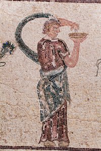 Detalje af The Triumph of Dionysos - Gudens tilbagevenden fra en militær ekspedition til Indien - En Baccante med en drikofferskål - Paphos mosaikker, House of Dionysos, Slutningen af det 2. århundrede e.Kr. - Cypern - Dionysos triumf - Lang mosaik, der gå af William M. Timlin