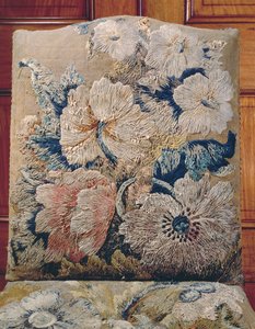 Detalje af et omslag udført af Jane Allgood, store blomster gengivet i lang og kort sting i crewels og silke chenille, gammel guldbaggrund i teltsøm af Unbekannt