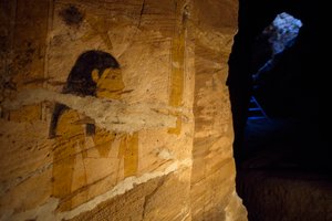 Detalje af vægmalerier fundet under udgravninger i guvernørens grav, Valley of Golden Mummies, Bahariya Oasis, Giza, Egypten af Benjamin Baud