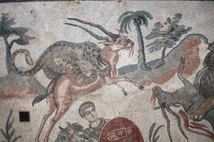 Detalje af den store jagtmosaik. En leopard angriber en gazelle. 3. - 4. århundrede. Roman Villa of the Casale, Sicilien. UNESCO-sted.