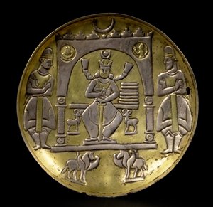 Schale, die einen thronenden König flankiert von zwei kleinen Steinböcken in einem Pavillon darstellt, gestützt von zwei geflügelten Pferden mit zwei Begleitern, auf einem Ringfuß, Sassanidisch (3.-7. Jahrhundert n. Chr.) von Unbekannt