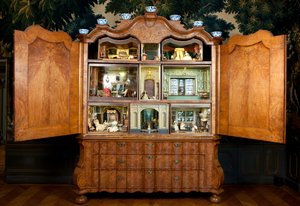 Dukkehusskab lavet af Sara Ploos van Amstel (d.1760) 1743 (valnøddefiner på eg) af Unbekannt