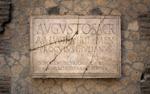 Epigraf på marmor, Augustales College, arkæologiske sted Herculaneum (Unescos verdensarvsliste af Benjamin Baud