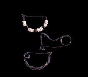 Etruskisk kunst: tre typer bronzefibler fra graven 59 af Poggio Selciatello, Pian della Regina, Tarquinia - 9. århundrede f.Kr. - Dim 3,8 cm 3,3 cm og 3,5 cm - af Unbekannt