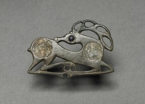 Fibula i form af en liggende kronhjort, c.400 af Unbekannt