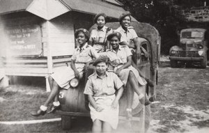Fem medlemmer af West Indies Auxiliary Territorial Service sidder på et militærkøretøj af Unbekannt
