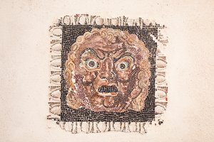 Gulvmosaik dateret til det 1. århundrede f.Kr., der viser en Dionysos-maske, fra en romersk villa nær via Ruffinella i Rom, Roms nationalmuseum (museo nazionale romano), Rom, Italien af Unbekannter Künstler