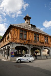 Frankrig, Arreau, Citroen 2CV på vej ved siden af middelalderlig overdækket marked (foto) af Unbekannter Künstler