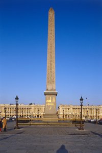Frankrig, Paris, Obelisk af Luxor ved Place de la Concorde, egyptisk obelisk, der tårner sig op over bygning, dækket af forgyldte hieroglyfiske graveringer. af Unbekannt