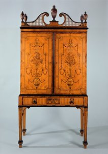 George III Craven skab, satintræ og marquetry, på stativ af Unbekannt