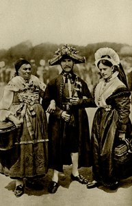 Tyskland. Folk i det bayerske højland i kostbare middelalderdragter. 1920 af Unbekannt