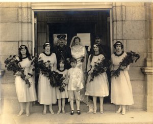 Gruppebryllupsfotografi af Lady Maud Cavendish og kaptajn Macintosh af William M. Timlin