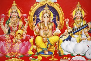 Hinduisk gudinde Laxmi, gud Ganesha og gudinde Saraswati (venstre mod højre), , Indien af Unbekannt