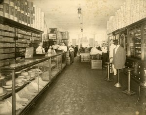 Interiør af John Sewell & Co. Shoe Store på 304-6 12th Avenue (Flagler Street), ca. 1910 (s/h foto) af Unbekannt