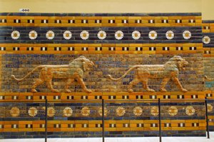 Ishtar-porten, der oprindeligt tilhørte Bel-templet, bygget i Babylon (Irak) af kong Nebuchadnezzar II - Ishtar Gate Processional Way Pergamon-museet, Museumsøen, Berlin Tyskland af Unbekannter Künstler
