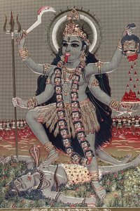 Kali: Hinduisk gudinde for tid, skabelse, ødelæggelse, vold og magt.