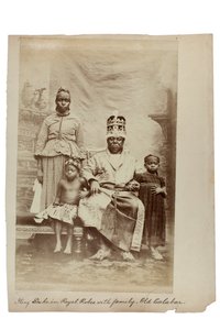 King Duke i kongelige klæder med familie, Old Calabar, Nigeria, ca. 1890 (albumin print) af Unbekannt