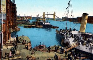 London - Themsen med en båd, der lægger til, og passagerer, der går om bord, begyndelsen af 1900-tallet (postkort) af Unbekannter Künstler