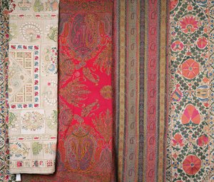 LtoR: Mihrab Susani, Usbekistan, slutningen af ​​det 19. århundrede (silke); Sjal, Kashmir, lavet af Momtaz af Unbekannt