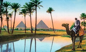 Mand på kamel betragter pyramiderne i Gizeh, ca. 1900 (chromolitho) af Unbekannter Künstler