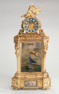 Mantelur, porcelænsmonteret ormolu, med syngende fugleautomat, fransk af Unbekannt