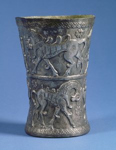 Marlik bæger i taljet cylindrisk form med to dekorative bånd forestillende paradeheste, ca. 1100 f.Kr. (sølv) af Unbekannt