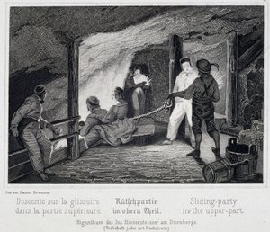 Saltmine: besøgende slår sig ned i den øverste del af rutsjebanen, som fører ind i de underjordiske gange i minen, i Durrnburg, Østrig af Unbekannt
