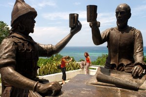 Monument kaldet Sanduguan eller blodritual, hvor en skål med blod iscenesættes mellem den spanske conquistador Miguel LÃ pez de Legazpi og Sikatuna filippineren, der formaliserer den første fredsaftale. Bool, Bohol, 2019 (foto) af Unbekannt