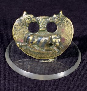 Bjerg dekoreret med griffins hoveder og en tiger med niello striber, sent 1.- tidligt 2. århundrede e.Kr. (bronze) af Unbekannt