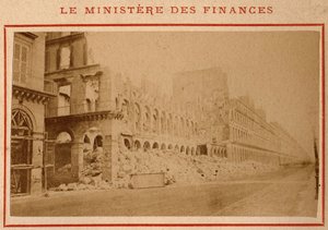 Paris kommune (1871): udsigt over finansministeriet i ruiner i Paris i maj 1871. Foto af Pierre Pepetit. Tryk på pap, Dim. 9x5,4 cm af Unbekannt