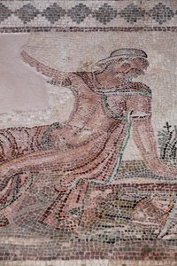 Narcissus ser på sit spejlbillede i en pøl af vand - Paphos mosaikker, House of Dionysos - Slutningen af det 2. århundrede e.Kr. - Cypern - Kontemplation af Narcissus over et bassin - Mosaikker af Paphos, House of Dionysos - End of II sciecle ap JC - UNESC