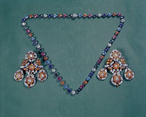 Halskæde og øreringe sæt med flerfarvede pastaer, ca. 1760 af Unbekannt